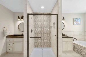 Douche, sèche-cheveux, serviettes fournies, shampoing