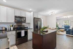 Hochstuhl, Kochgeschirr/Geschirr/Besteck