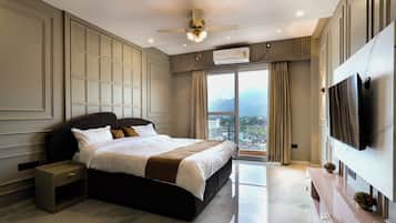 4 bedrooms, iron/ironing board, WiFi, bed sheets