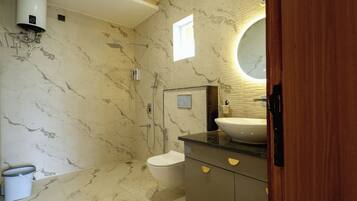 Baignoire Ă jets, sĂšche-cheveux, serviettes fournies, savon