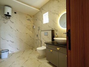 Whirlpool, Haartrockner, Handtücher, Seife