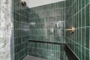 Hair dryer, towels, soap, shampoo - Charming studio in welcoming Daytona Beach with WiFi, AC (Holly Hill)
