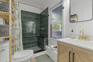 Séchoir à cheveux, serviettes fournies, savon, shampooing