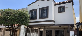 Spacious 4-bedroom house in beautiful Ciudad General Escobedo with WiFi, AC