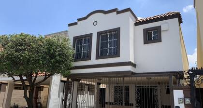 Spacious 4-bedroom house in beautiful Ciudad General Escobedo with WiFi, AC