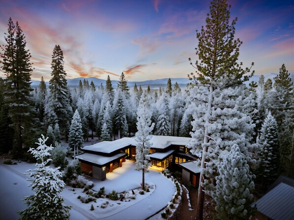 Exterior - Truckee Pines / Mountain Views, Hot Tub & Fireplace (Truckee)