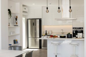 Refrigerador, horno, lavavajillas y cafetera y tetera