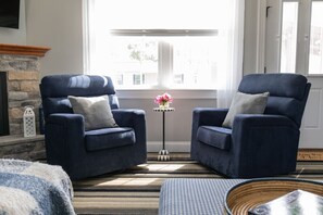 Interior - King Bed | Fire Place | Chefs Kitchen | Fast WiFi (Port Matilda)