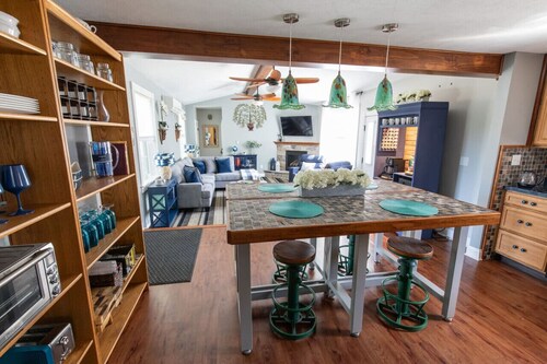 King Bed | Fire Place | Chefs Kitchen | Fast WiFi