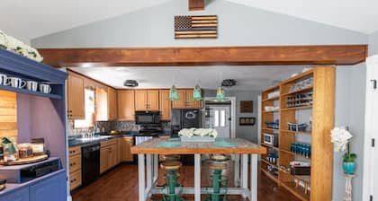 King Bed | Fire Place | Chefs Kitchen | Fast WiFi