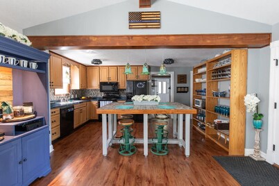 King Bed | Fire Place | Chefs Kitchen | Fast WiFi