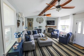 TV, fireplace - King Bed | Fire Place | Chefs Kitchen | Fast WiFi (Port Matilda)