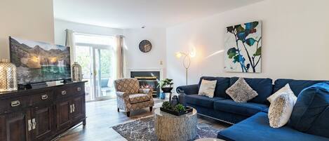 Una Smart TV, una chimenea