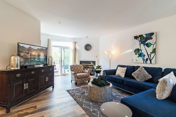 Smart TV, fireplace
