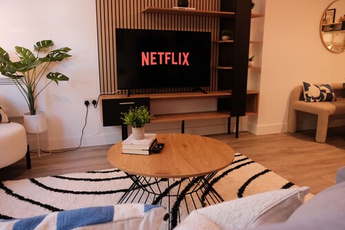 Stylish, Luxury Southampton Apt - Sleeps 4.