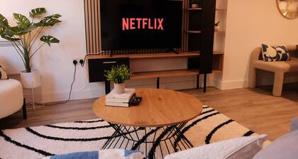 Stylish, Luxury Southampton Apt - Sleeps 4.