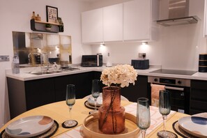 Fridge, microwave, oven, stovetop - Stylish, Luxury Southampton Apt - Sleeps 4. (Southampton)