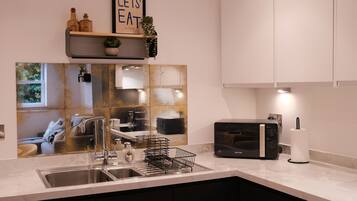 Kjøleskap, mikrobølgeovn, ovn og kokeplater