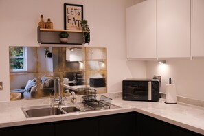 Fridge, microwave, oven, stovetop - Stylish, Luxury Southampton Apt - Sleeps 4. (Southampton)
