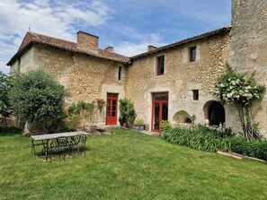 Outdoor dining - Château le But et sa Guest House. Proche de Périgueux au Cœur du Périgord (LEGUILLAC DE L AUCHE)