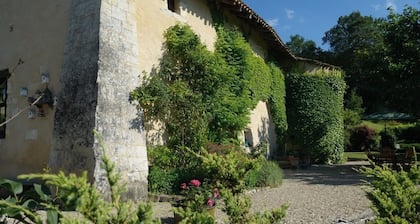 Château le But et sa Guest House. Proche de Périgueux au Cœur du Périgord