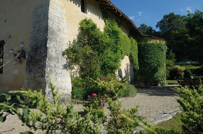 Château le But et sa Guest House. Proche de Périgueux au Cœur du Périgord