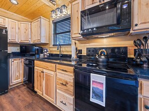 Fridge, microwave, oven, stovetop - NEW Cabin! Elk Watching in Maggie Valley, Easy Access. 10min to Blueridge Pkwy. (Maggie Valley)