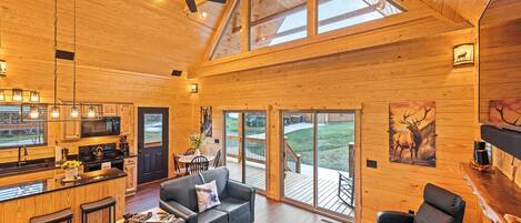 Smart-tv, een open haard, een muziekbibliotheek en een stereo