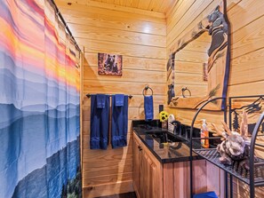 Interior - NEW Cabin! Elk Watching in Maggie Valley, Easy Access. 10min to Blueridge Pkwy. (Maggie Valley)