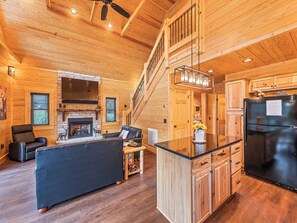 Smart TV, fireplace, music library, stereo - NEW Cabin! Elk Watching in Maggie Valley, Easy Access. 10min to Blueridge Pkwy. (Maggie Valley)