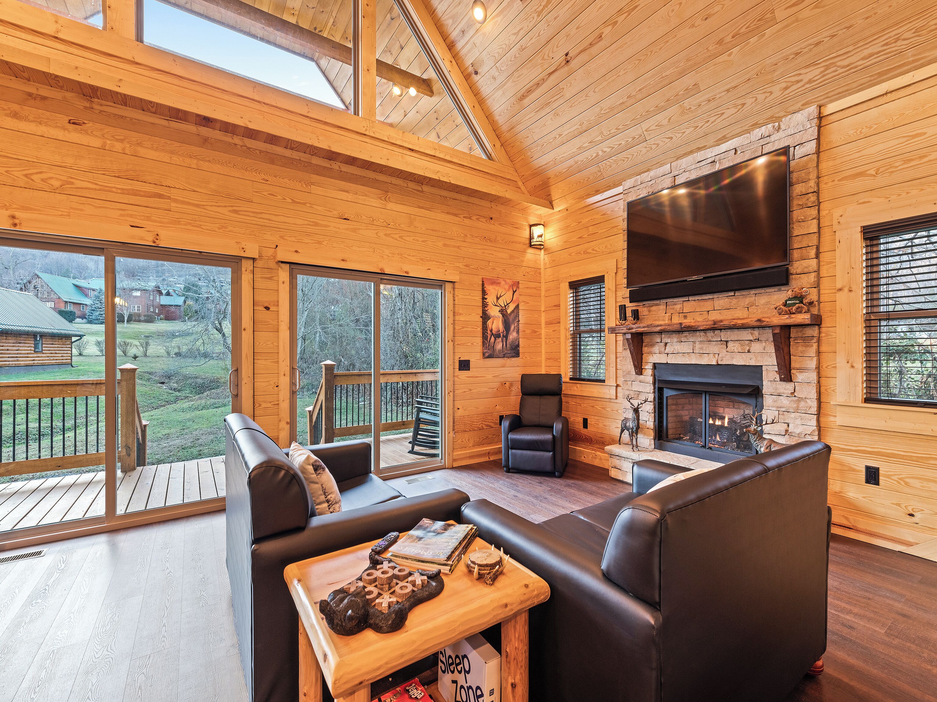 Smart-TV, Kamin, Musikbibliothek, Stereoanlage