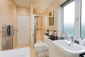 Sèche-cheveux, bidet, serviettes fournies, savon