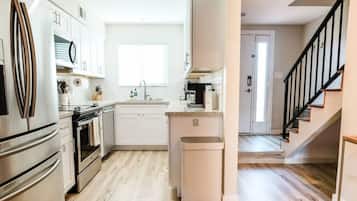 Refrigerador, microondas, horno, placa de cocina