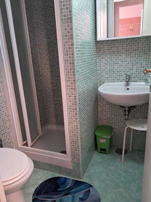 Douche, sèche-cheveux, bidet, serviettes fournies