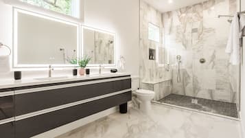 Nhà liên kế Deluxe | Phòng tắm | Vòi sen/bồn tắm kết hợp, máy sấy tóc, khăn tắm, xà phòng