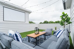 Deluxe Townhome | Private kitchen | Full-size fridge, microwave, oven, stovetop