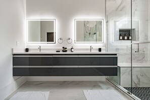 Deluxe Townhome | Bathroom | Combined shower/bathtub, hair dryer, towels, soap