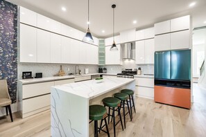 Deluxe-Stadtwohnung | Eigene Küche | Großer Kühlschrank, Mikrowelle, Ofen, Herdplatte