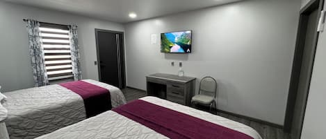 Standard Double Room, Courtyard View, Ground Floor | Peralatan tempat tidur premium, meja, ruang kerja komputer riba