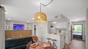 Interior - The Club House, 1-bedroom condo with WiFi, on the 18th hole in welcoming Daphne (Daphne)