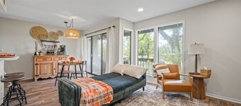 The Club House, 1-bedroom condo with WiFi, on the 18th hole in welcoming Daphne