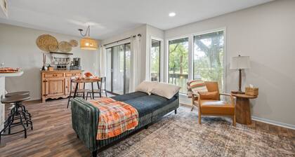 The Club House, 1-bedroom condo with WiFi, on the 18th hole in welcoming Daphne