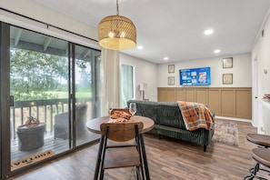 Smart TV - The Club House, 1-bedroom condo with WiFi, on the 18th hole in welcoming Daphne (Daphne)