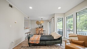 Living area - The Club House, 1-bedroom condo with WiFi, on the 18th hole in welcoming Daphne (Daphne)