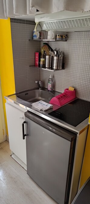 Kjøleskap, mikrobølgeovn, kokeplater og kaffetrakter/tekoker