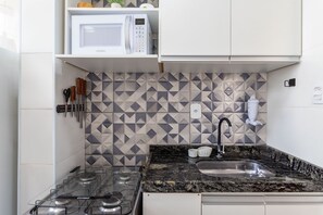 Geladeira, micro-ondas, fogão, cooktop