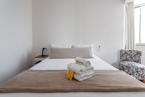 1 habitación, tabla de planchar con plancha y cuna de viaje 