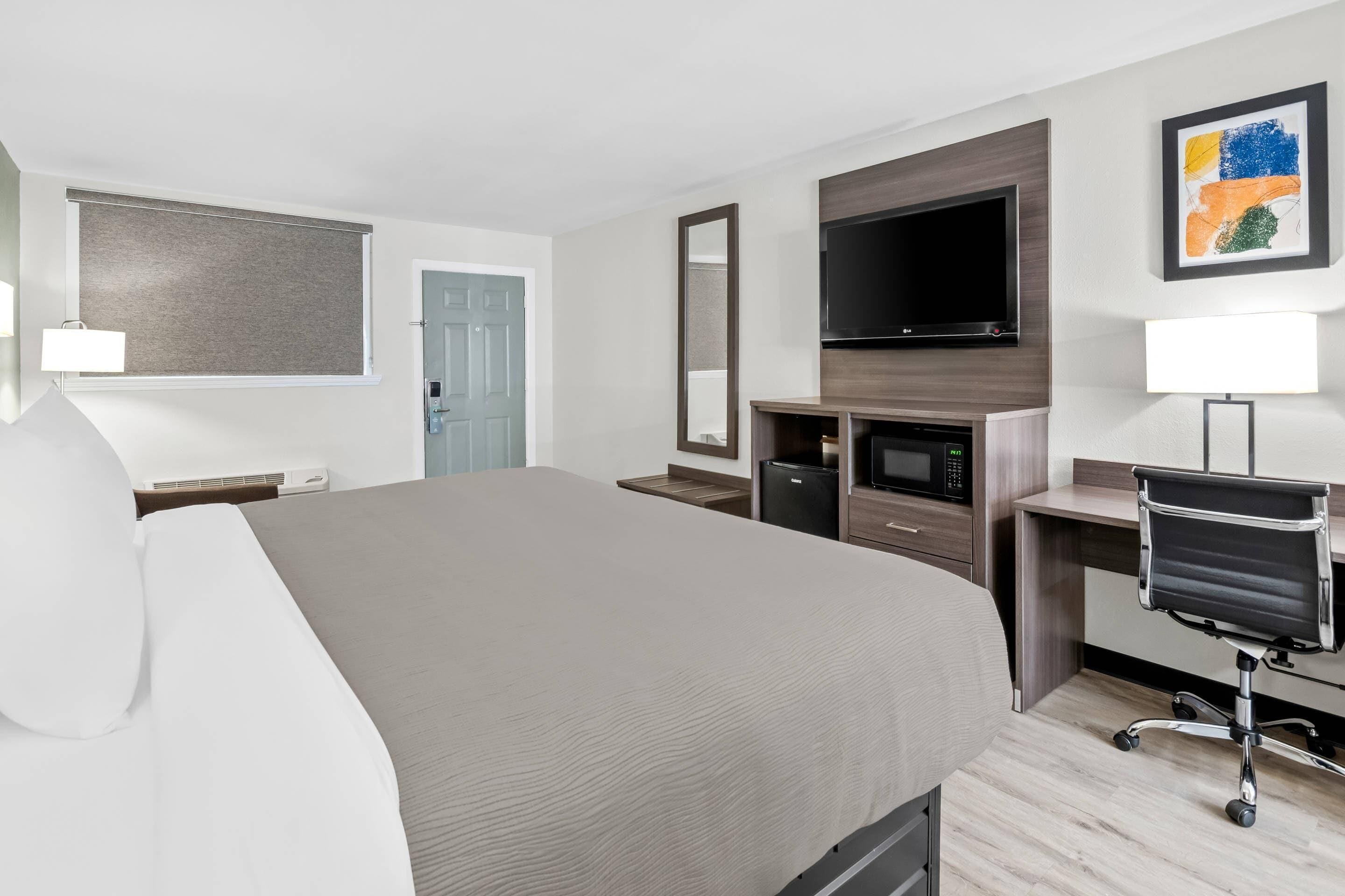 Habitación estándar, 1 cama King size, para no fumadores | Tabla de planchar con plancha, wifi gratis y ropa de cama 