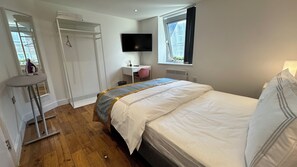 1 bedroom, iron/ironing board, WiFi, bed sheets - Amazing Luxury Apartment  (London)