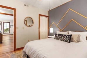2 bedrooms, desk, WiFi, bed sheets